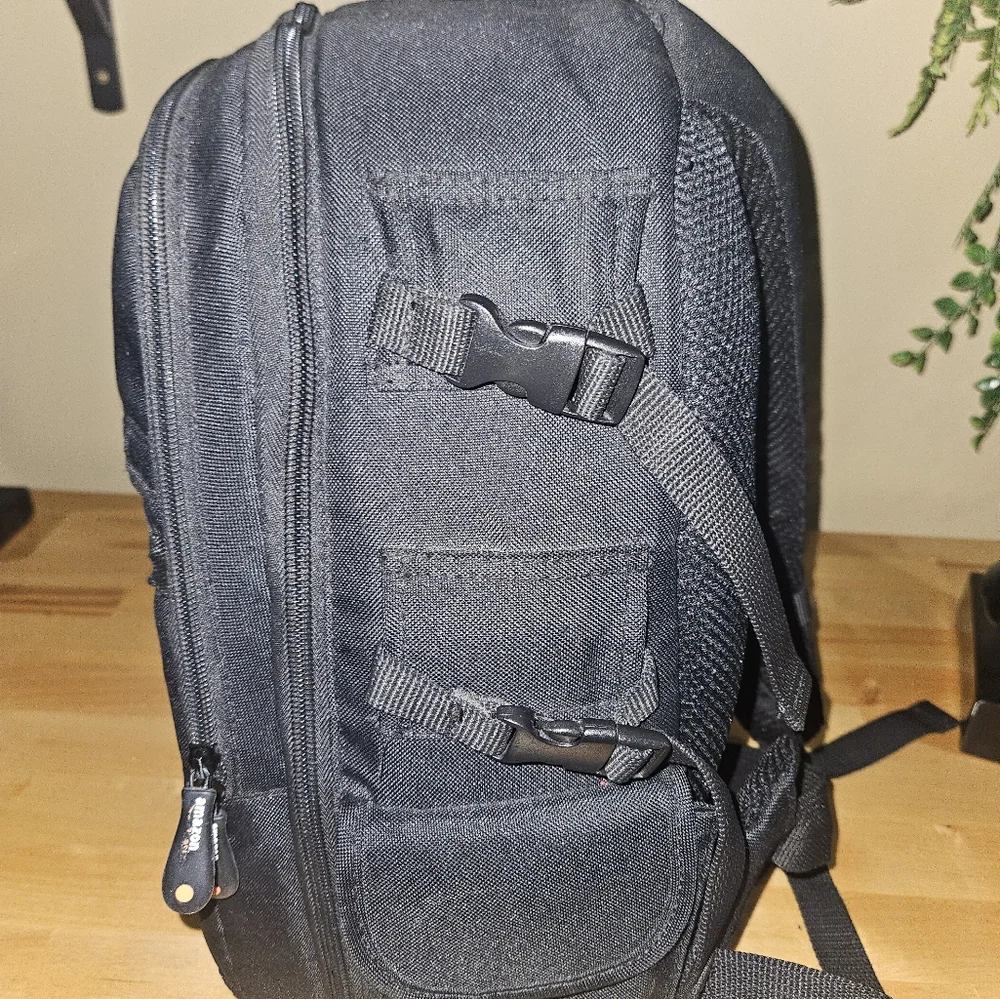 Amazon Basics DLSR SLR Laptop Backpack Cameras and Accessories Black